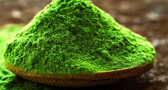 Spirulina - kiedy warto po nią sięgnąć i jak stosować ją bezpiecznie? 