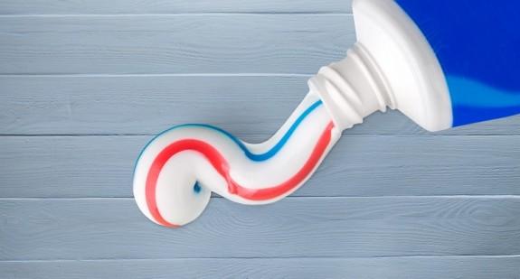 Czy pasta do zębów pomaga na pryszcze? Jak ją nakładać?