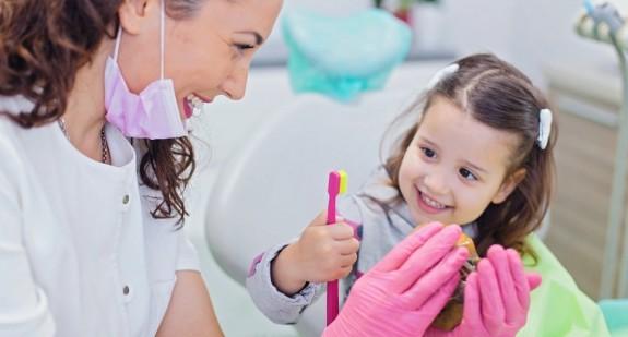 Jak powinna wyglądać pierwsza wizyta dziecka u dentysty? 