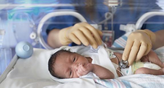 Ograniczony dostęp rodziców do noworodków może nieść poważne skutki zdrowotne i rozwojowe