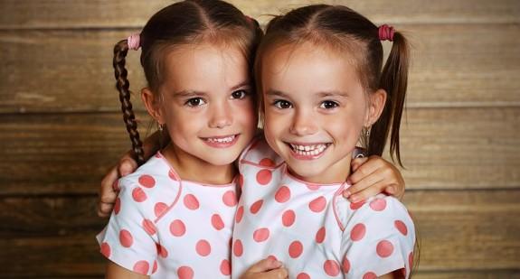 Czy bliźnięta jednojajowe mogą być różnej płci? Ważne informacje i ciekawostki