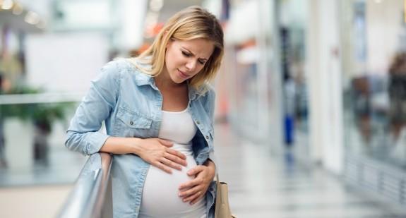 Ból podbrzusza w ciąży – co oznacza kłucie w podbrzuszu w ciąży?