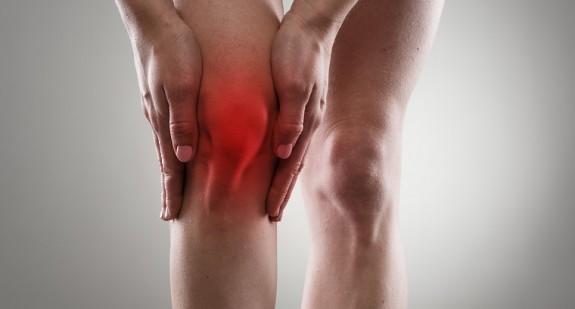 Spuchnięte kolano: przyczyny, objawy, sposoby na zmniejszenie opuchlizny 