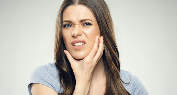 Suchy zębodół – przyczyny, objawy, leczenie stomatologiczne i domowe