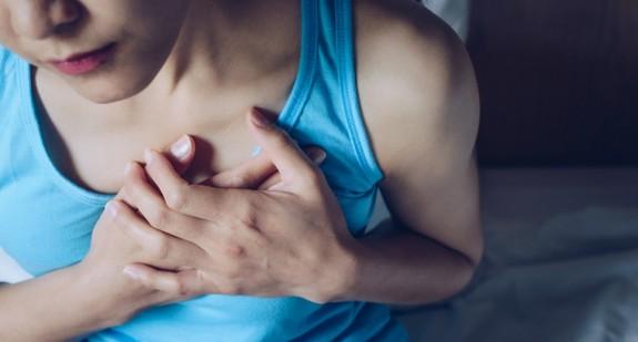 Ból w okolicy serca przy oddychaniu - jakie ma przyczyny?