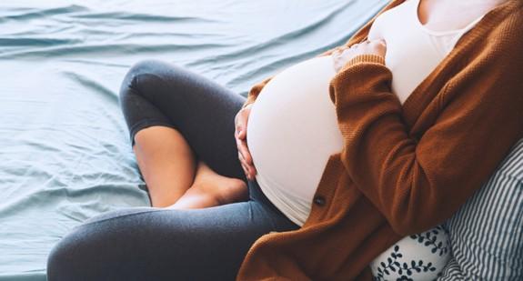 Czy można głaskać brzuch w ciąży? Jaki sposób na dotykanie brzucha jest bezpieczny?