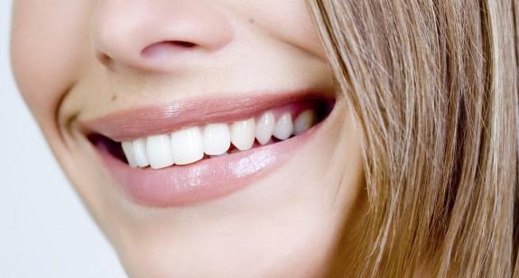Czy można wyprostować zęby bez aparatu ortodontycznego?