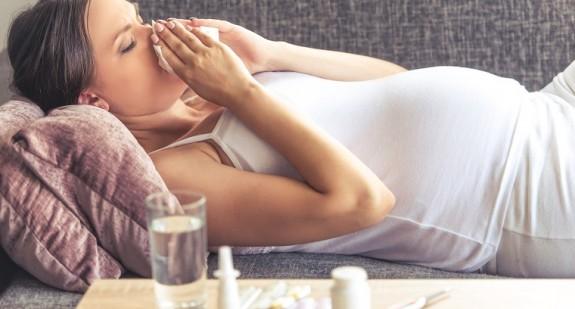 Jak bezpiecznie zwalczyć przeziębienie w ciąży?
