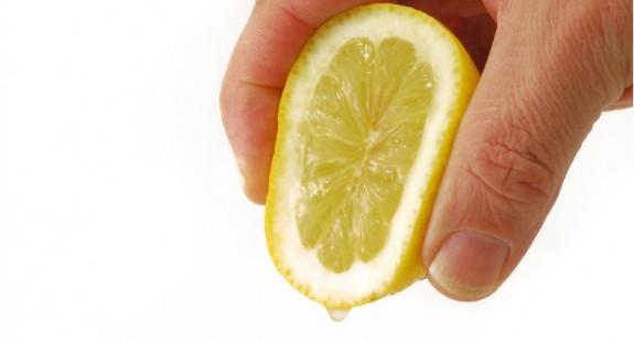 Jakie efekty daje leczenie dny moczanowej sokiem z cytryny? Na czym polega kuracja cytrynowa?