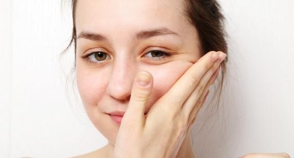 Demakijaż – najskuteczniejsze sposoby demakijażu, polecane kosmetyki i domowe sposoby na oczyszczanie skóry 