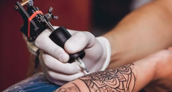 Proces gojenia i pielęgnacja tatuażu – jak przebiega i co powinno się stosować?