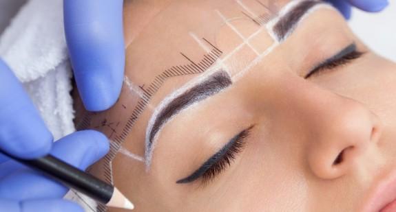 Metoda piórkowa – metoda wykonywania makijażu permanentnego. Na czym polega?