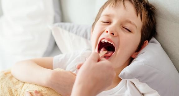 Bakteryjne i wirusowe zapalenie gardła u dziecka. Objawy i leczenie