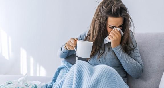 Drastyczny spadek zachorowań na grypę. Czy koronawirus wyparł wirusa grypy? 