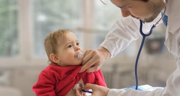 Objawy, przyczyny i sposoby leczenia zapalenia oskrzeli u dziecka i niemowlaka
