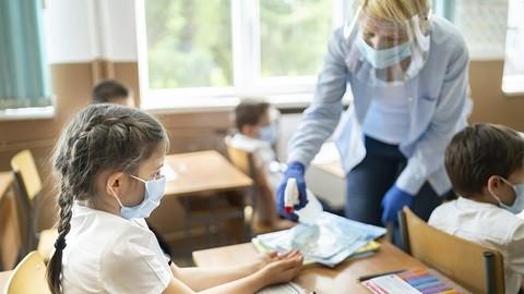 Nauka w czasie pandemii: 8 zasad, które zwiększą bezpieczeństwo dziecka w szkole