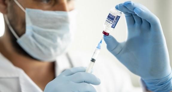 Ekspert: Chorzy ze zmniejszoną odpornością powinni mieć dostęp do kolejnych dawek szczepionki