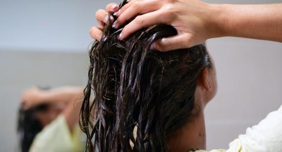 Jak przygotować naturalne maseczki na włosy? Jakie mają działanie?