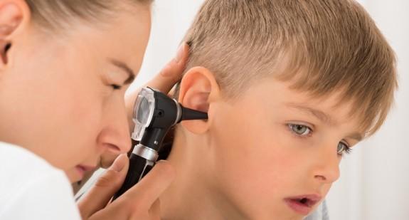 Ropne zapalenie ucha środkowego u dzieci – przyczyny i objawy