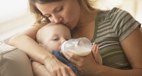 Przechowywanie mleka matki – pojemniki, miejsce, czas magazynowania kobiecego pokarmu