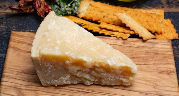 Parmezan - czy można nim zastąpić zwykły ser? Wartości odżywcze parmezanu