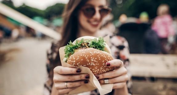 Fast foody – jaki mają wpływ na zdrowie? Zdrowe zamienniki na dania tego typu