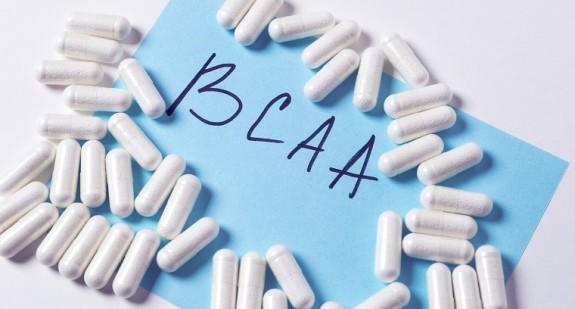 Co to są aminokwasy BCAA? Działanie i skutki uboczne aminokwasów BCAA