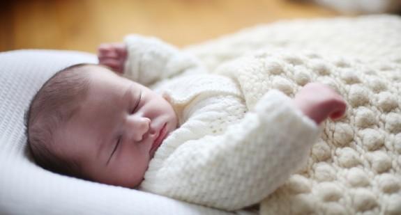 Poduszki dla niemowląt. Jakie rodzaje są najlepsze? Czy każde niemowlę musi mieć specjalną poduszkę?