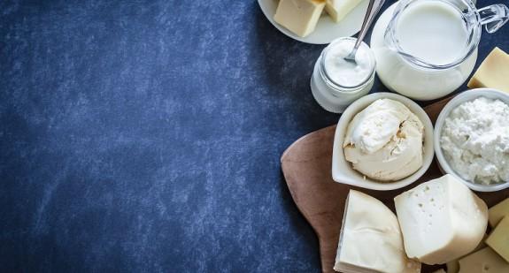 Biały ser – kalorie, wartości odżywcze. Jak zrobić biały ser? Przepisy na biały ser smażony, wędzony