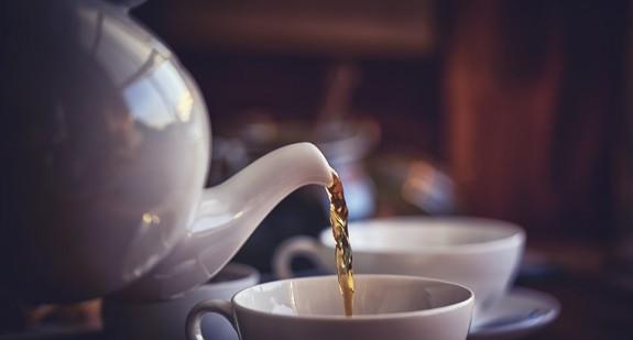 Picie gorącej herbaty może powodować raka przełyku
