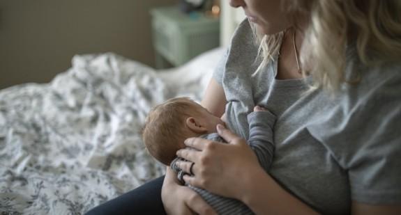 Jak przystawiać dziecko do karmienia? Pozycje karmienia i trzymanie piersi