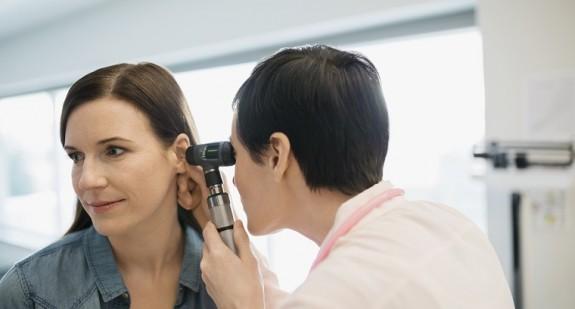 Zatkane ucho woskowiną – jak usunąć czop woskowinowy?