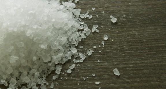 Sól gorzka – na przeczyszczenie i odtrucie organizmu. Jakie właściwości ma sól gorzka?