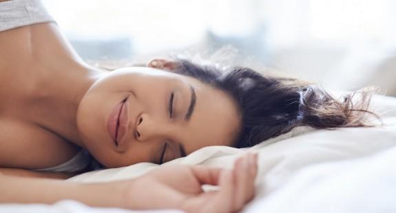 Spanie na lewym boku – najbardziej popularny i zdrowy styl odpoczynku