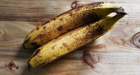 Banany z brązowymi plamami – jeść czy nie jeść?