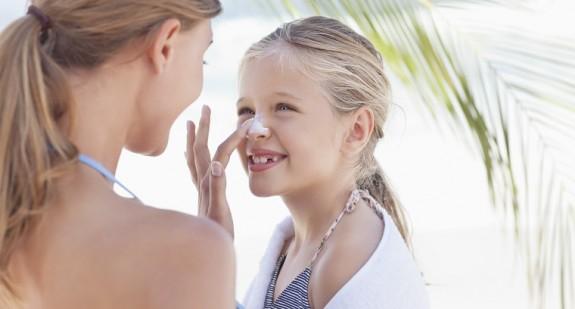 Zdrowe opalanie, czyli jak skutecznie chronić skórę przed słońcem (dzieci, dorośli, kobiety w ciąży)