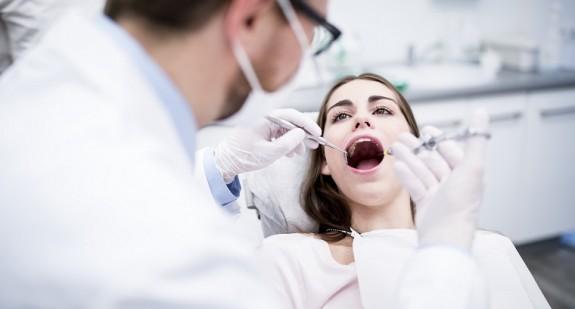 Czym jest erytroplakia? Objawy, przyczyny erytroplakii jamy ustnej i szyjki macicy