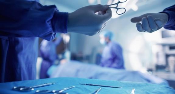 Pierwsza taka operacja w Polsce! Pacjentce wszczepiono nowy system implantu do ucha środkowego