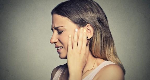 Ropny wyciek z ucha i ropa w uchu – przyczyny i leczenie