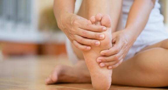 Grzybica potnicowa stóp – objawy, przyczyny i leczenie