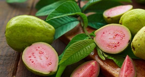 Gujawa - bogactwo witaminy C. Wartość odżywcza, właściwości i zastosowanie kulinarne owoców gujawy