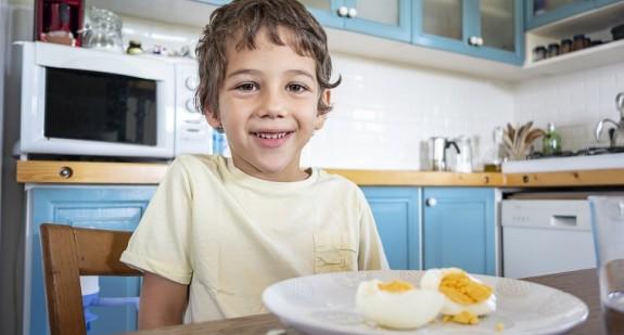 Jajka dla dzieci - od kiedy i jak podawać? Uczulenie na jajka u dzieci - kiedy się pojawia, objawy