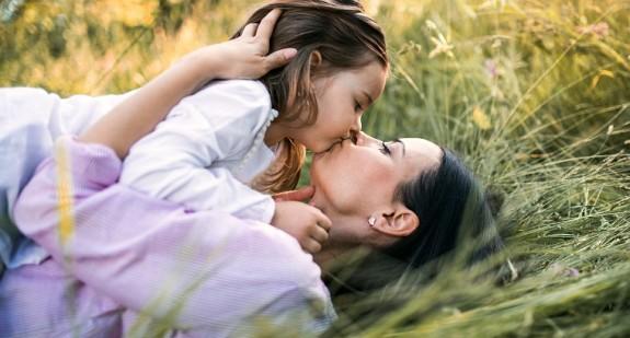 Całowanie dziecka w usta może doprowadzić nawet do śmierci! Dowiedź się, jak uchronić malucha przed opryszczką 
