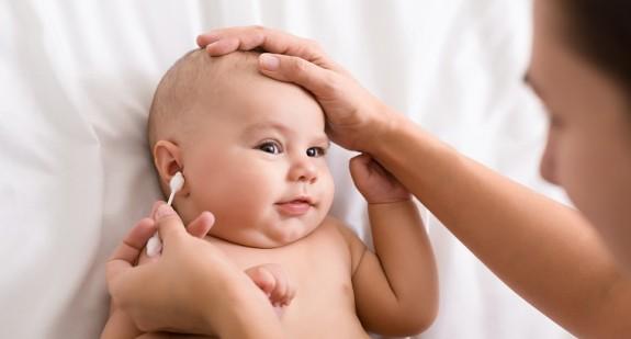 Sposoby bezpiecznego czyszczenia uszu u niemowląt. Jakich środków używać, by nie zaszkodzić dziecku?