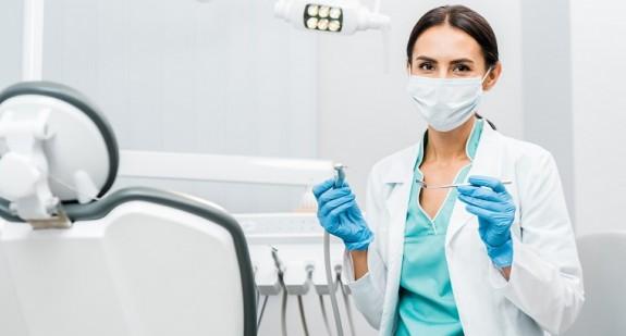 Jak wygląda wizyta u dentysty w czasie pandemii i gdzie uzyskać pomoc, gdy boli ząb?