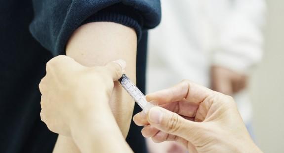 Czy szczepionka na grypę uchroni przed koronawirusem?