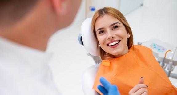Jak wybielić martwy ząb? Domowe sposoby i zabiegi profesjonalne