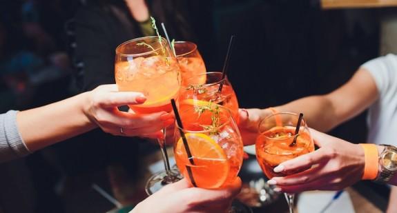 Czy picie alkoholu w małych dawkach poprawia pracę mózgu na starość? 