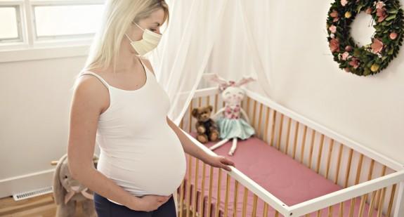 Przeczytaj, co o ciąży i porodzie w dobie pandemii mówi położna i pobierz poradnik w wersji e-book