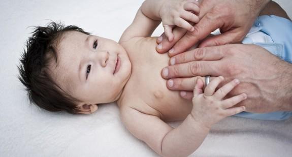 Jak masować brzuch niemowlaka? Starosłowiański masaż brzucha i z użyciem baniek chińskich